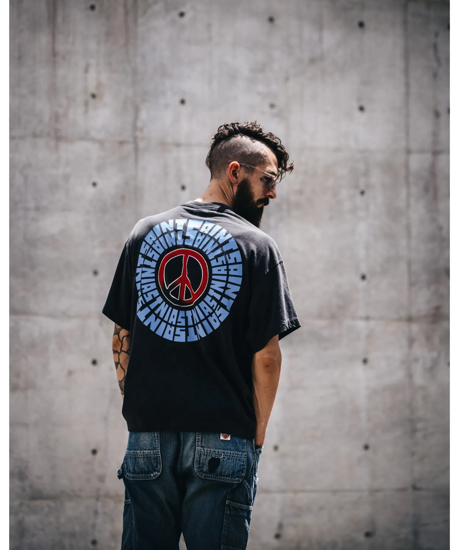 SAINT Mxxxxxx IDEOLOGICAL SS TEE/BLK Peace and anti-war crack pattern tee, washed black S-XL, look for the cylindrical fabric without side seams, the open width is almost meaningless Asut ready-made garments dyed, the whole piece is sprayed with horse-hair spray, and then sprayed again to fade, the collar and cuffs are frayed, many places are broken, oversized printing position, genuine level restoration, complete accessories, with little angel anti-counterfeiting label